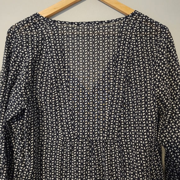 ✨2 for $5✨ Vince Camuto Black and White Patterned Peasant Blouse Size Small - Picture 6 of 8